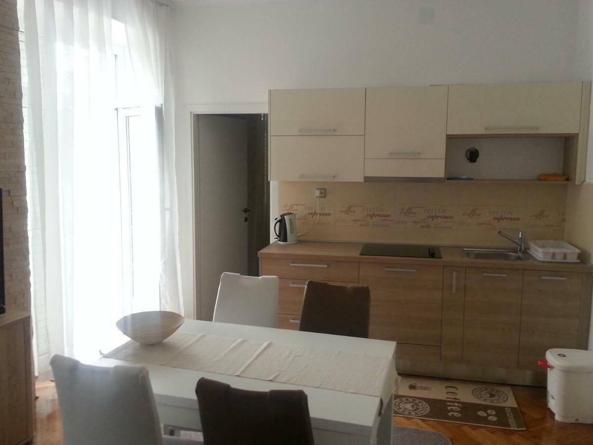 Apartment Sandra 2+2 *** Crikvenica Buitenkant foto
